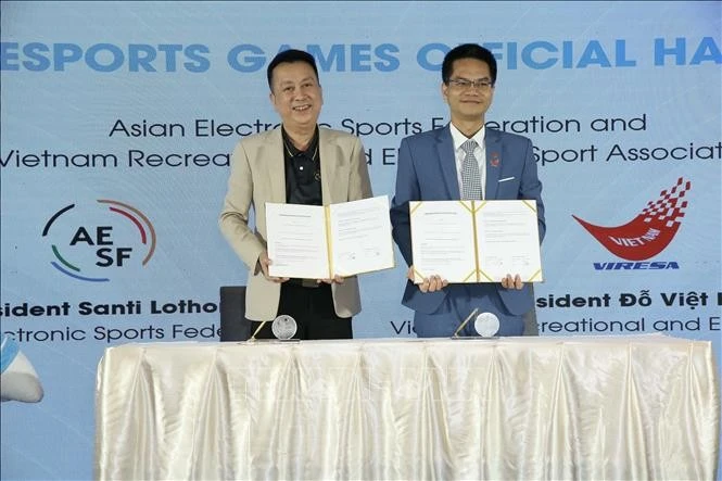 Ông Santi Lothong, Chủ tịch Liên đoàn Thể thao điện tử châu Á (trái) và ông ông Đỗ Việt Hùng - Chủ tịch Hội Thể thao điện tử giải trí Việt Nam tại lễ ký kết Biên bản ghi nhớ hợp tác.