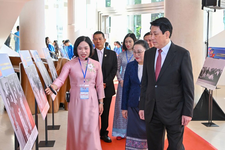 Chủ tịch nước Lương Cường thăm triển lãm ảnh tại buổi lễ.