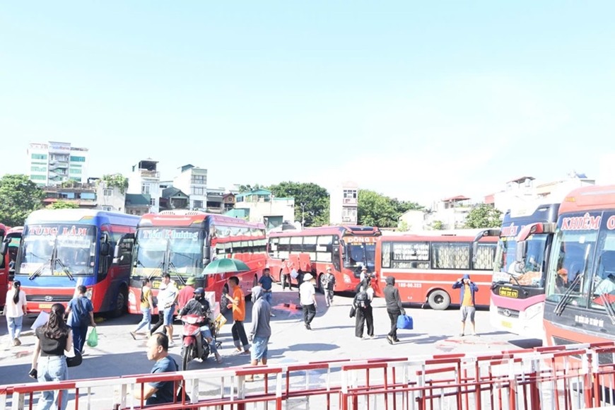 Xe ô tô khách hoạt động tại bến xe Giáp Bát (Hà Nội).