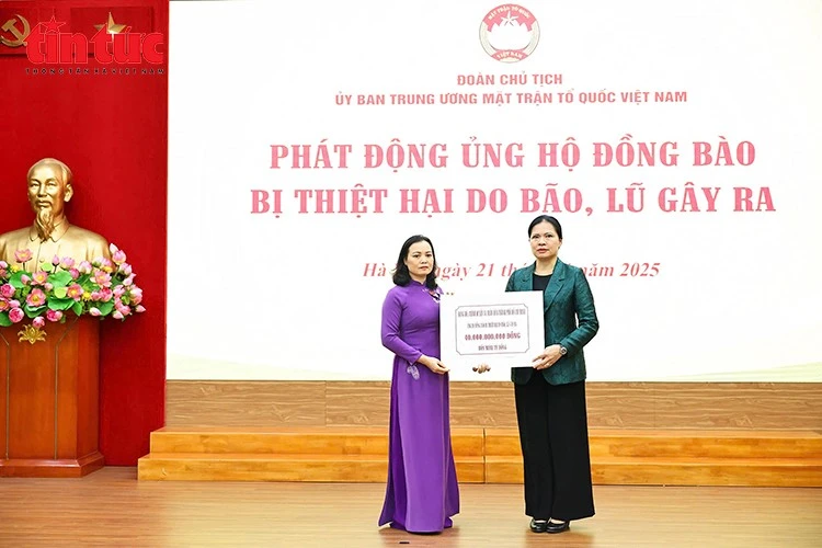 Phó Chủ tịch Hà Thị Nga tiếp nhận ủng hộ từ các đơn vị, tổ chức ủng hộ đồng bào vùng lũ.