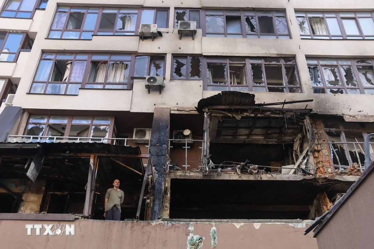 Một toà nhà bị hư hỏng sau vụ không kích của Nga xuống quận Shevchenkivskyi ở Thủ đô Kiev (Ukraine) ngày 21/7/2025.