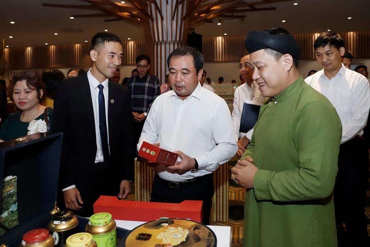 Quyền Bộ trưởng Trần Đức Thắng và nghệ nhân Đào Đức Hiếu - người mang thương hiệu chè Suối Giàng “bay xa”.