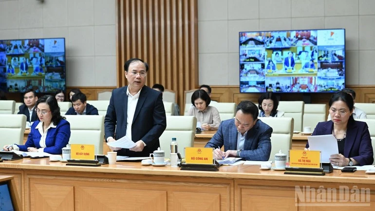 Lãnh đạo Bộ Xây dựng báo cáo tại phiên họp.