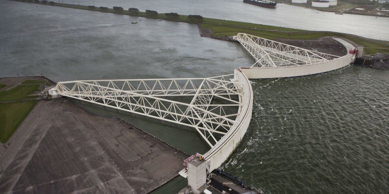 Cổng chắn sóng Maeslantkering, một phần của hệ thống Delta Works, bảo vệ lối vào cảng Rotterdam trước các đợt triều cường từ Biển Bắc.