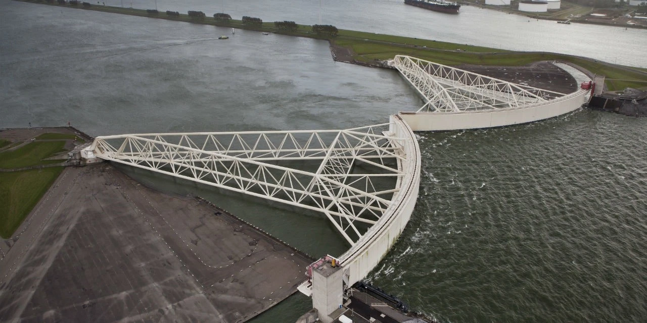 Cổng chắn sóng Maeslantkering, một phần của hệ thống Delta Works, bảo vệ lối vào cảng Rotterdam trước các đợt triều cường từ Biển Bắc.