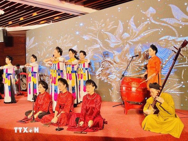 Phần trình diễn của các thí sinh tại Liên hoan ca trù Hà Nội lần thứ Tư.