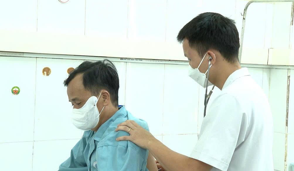 Thăm khám bệnh nhân nhập viện vì mắc cúm mùa tại Bệnh viện Đa khoa tỉnh Phú Thọ. Thăm khám bệnh nhân nhập viện vì mắc cúm mùa tại Bệnh viện Đa khoa tỉnh Phú Thọ.