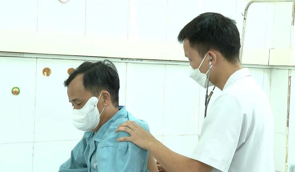 Thăm khám bệnh nhân nhập viện vì mắc cúm mùa tại Bệnh viện Đa khoa tỉnh Phú Thọ.