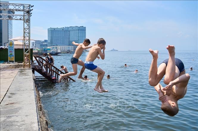 Tại vùng Viễn Đông của Nga, thành phố Vladivostok (ảnh) ngày 27/6 ghi nhận nhiệt độ cao kỷ lục trong vòng 55 năm với mức 31,4 độ C, vượt kỷ lục cũ là 30 độ C được thiết lập năm 1970.