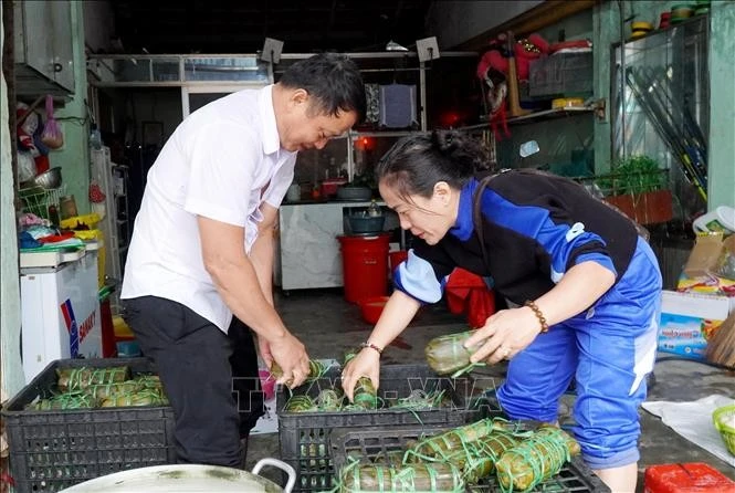 Nhóm thiện nguyện xếp bánh tét vào khay chứa để chuyển đến người dân vùng lũ Gia Lai.