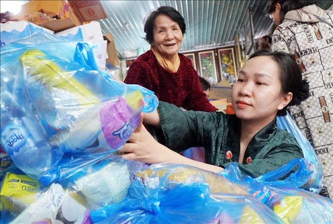 Nhóm thiện nguyện phân phối nhu yếu phẩm thiết yếu.