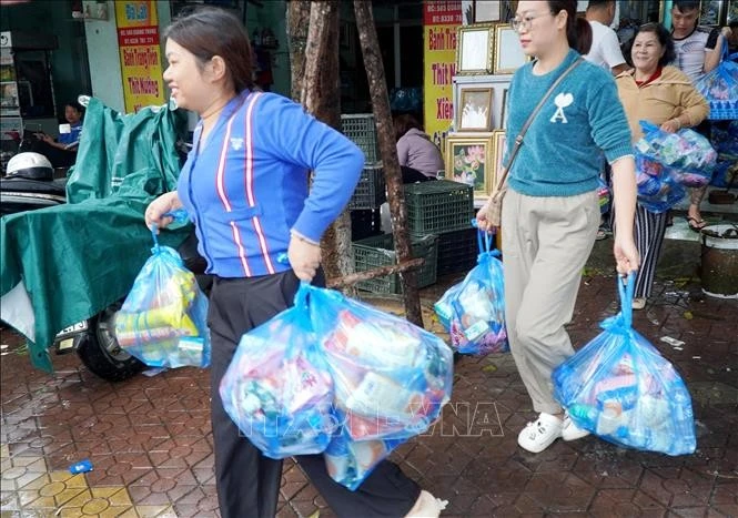 Vận chuyển hàng cứu trợ lên xe tải để chở vào cứu trợ người dân vùng lũ Gia Lai.