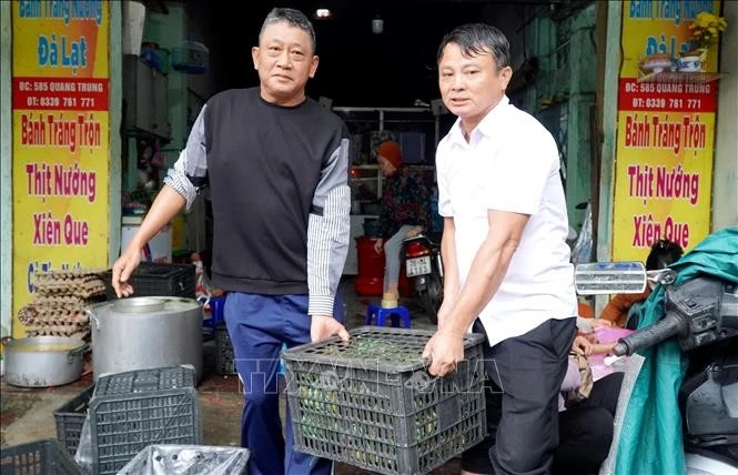 Vận chuyển hàng cứu trợ lên xe tải để chở vào cứu trợ người dân vùng lũ Gia Lai.