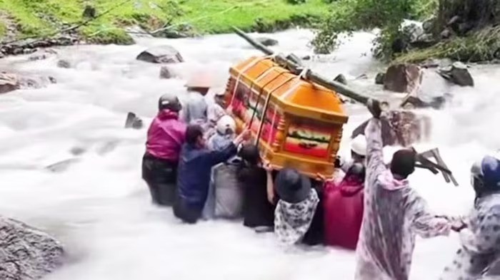 Người dân vùng cao Đà Nẵng khiêng quan tài vượt dòng nước lũ đi chôn cất. mien-trung.jpg