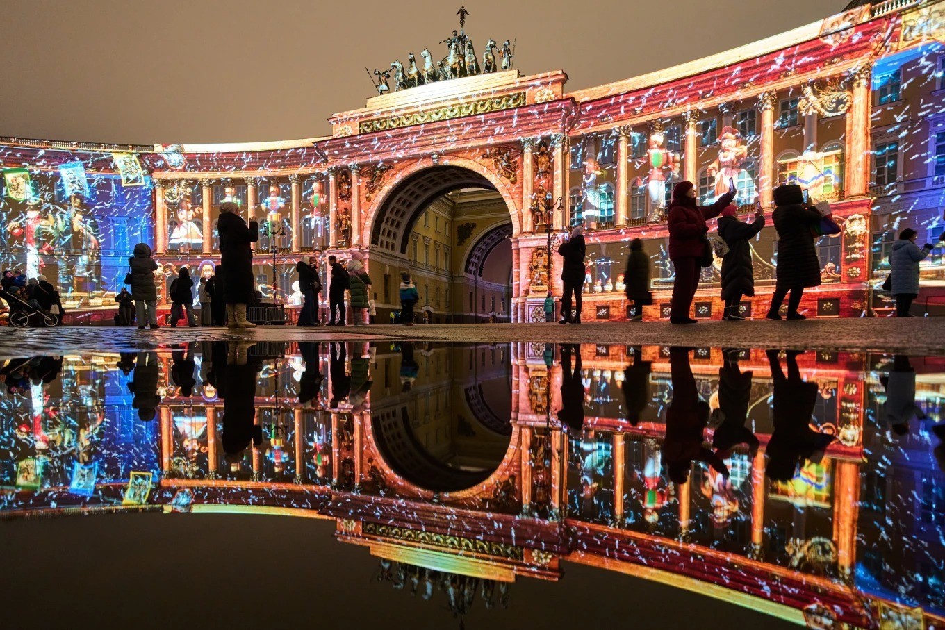 Màn trình diễn ánh sáng đa phương tiện được chiếu trên mặt tiền của Tòa nhà Bộ Tổng Tham mưu, trong khuôn khổ lễ hội "Đất nước Ánh sáng" tại Quảng trường Cung điện ở St. Petersburg (Nga).