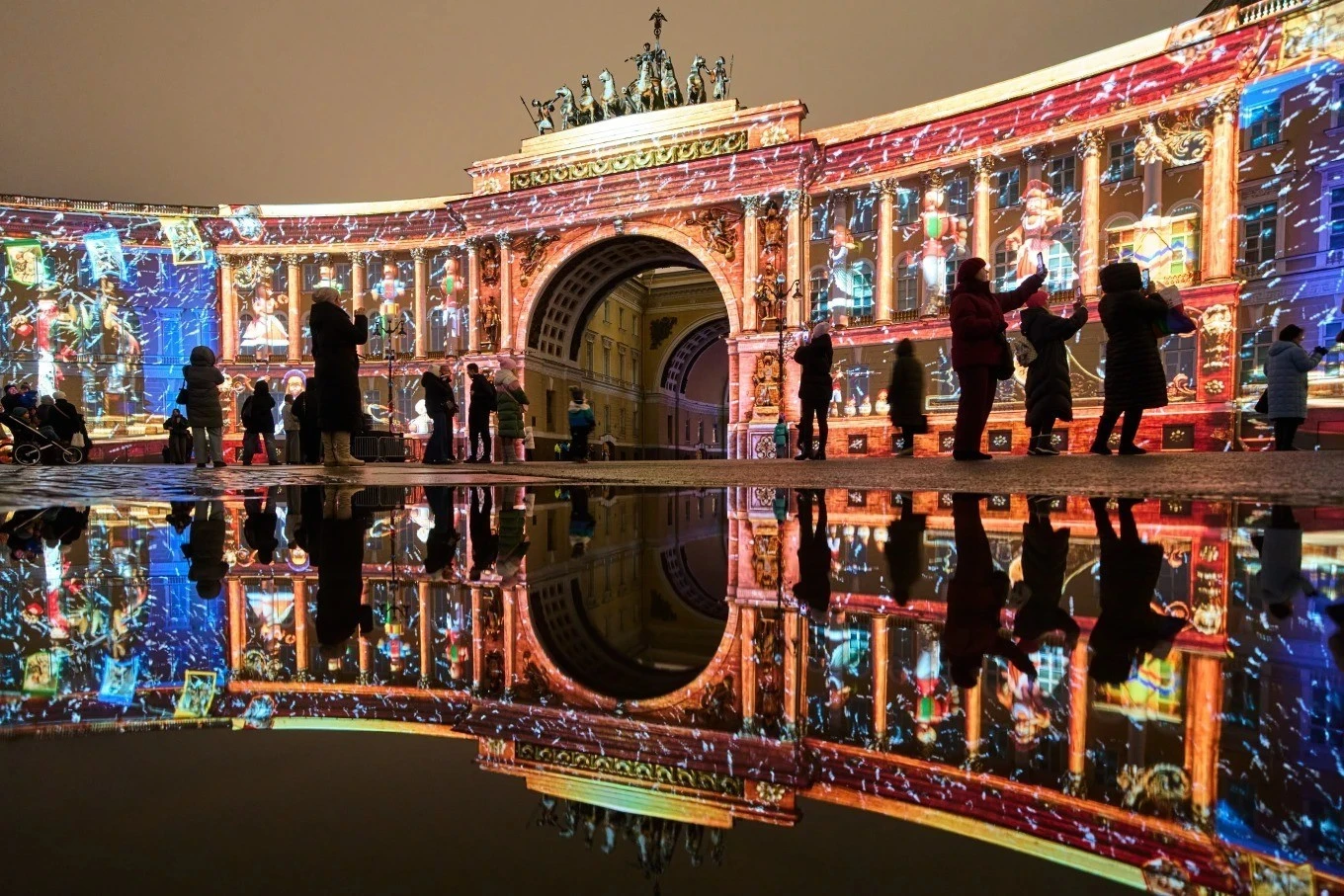 Màn trình diễn ánh sáng đa phương tiện được chiếu trên mặt tiền của Tòa nhà Bộ Tổng Tham mưu, trong khuôn khổ lễ hội "Đất nước Ánh sáng" tại Quảng trường Cung điện ở St. Petersburg (Nga).