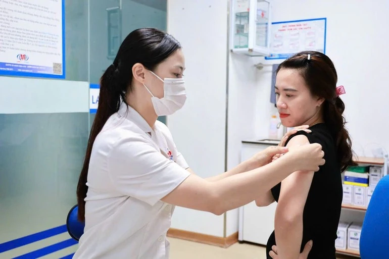 Tiêm vaccine để tăng miễn dịch trước mùa đông xuân.