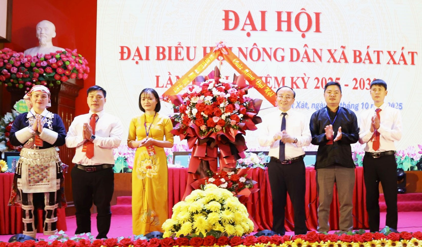 Thường trực Đảng ủy xã tặng hoa chúc mừng đại hội. thuong-truc-dang-uy-xa-tang-hoa-chuc-mung.jpg