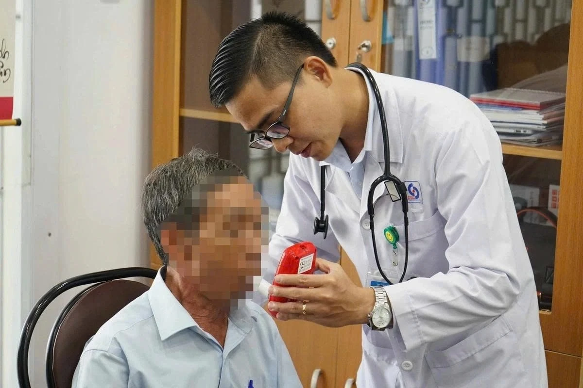 Người bệnh được tư vấn cai nghiện thuốc lá tại bệnh viện trên địa bàn TP. Hồ Chí Minh.