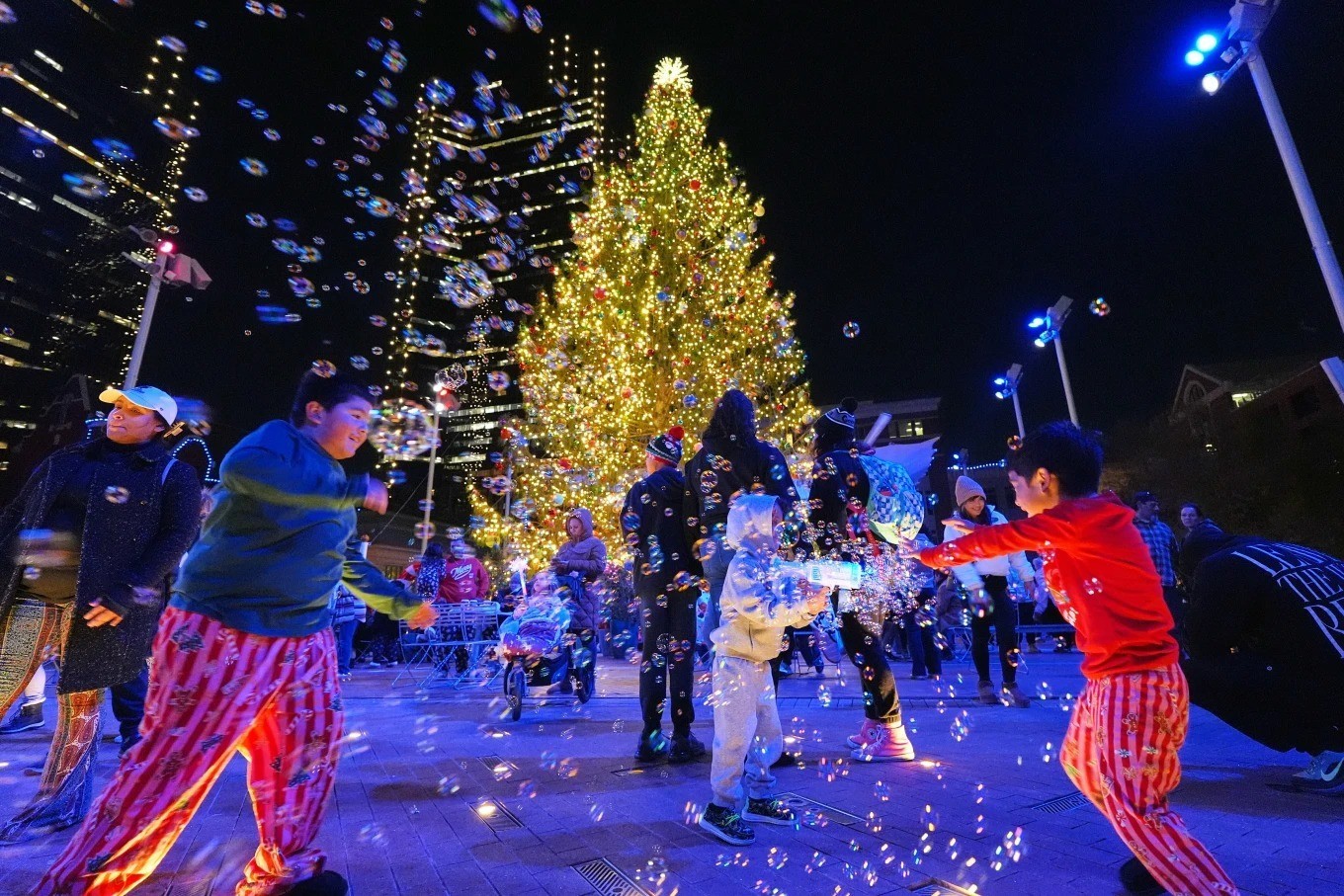 Trẻ em nô đùa tại Quảng trường Sundance ở Fort Worth, Texas (Mỹ).