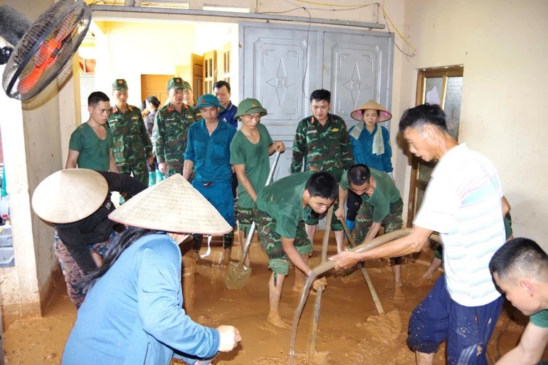 Cán bộ, chiến sĩ Sư đoàn 346 cùng nhân dân xã Vô Tranh, tỉnh Thái Nguyên khắc phục hậu quả mưa bão.