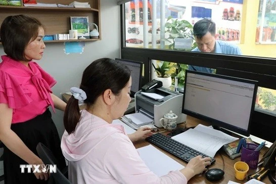 Hoạt động xuất hóa đơn điện tử tại cửa hàng.