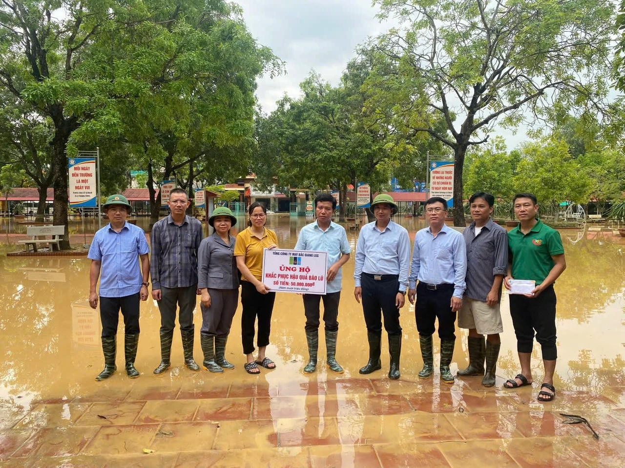 Lãnh đạo tỉnh Bắc Ninh thăm, tặng quà động viên nhân dân vùng lũ xã Bố Hạ (Bắc Ninh).