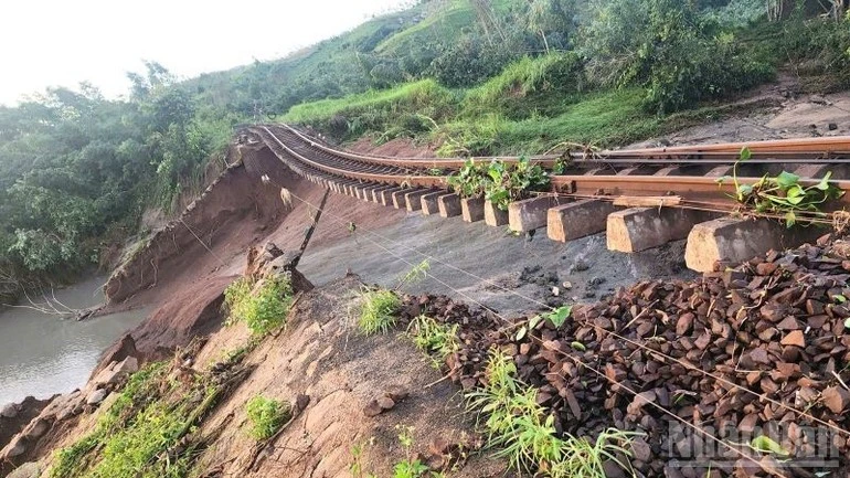 Mưa lũ kéo dài đặc biệt lớn gây thiệt hại nghiêm trọng đối với ngành đường sắt.