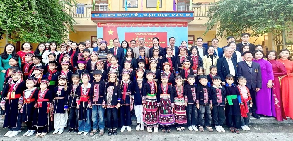 Thầy cô và các em học sinh Trường TH&amp;THCS Quang Minh, xã Đông Cuông trong trang phục truyền thống.