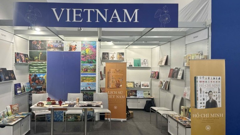 Không gian trưng bày Sách Việt Nam tại Hội chợ Sách Frankfurt (Đức). Không gian trưng bày Sách Việt Nam tại Hội chợ Sách Frankfurt (Đức).