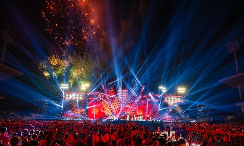 Concert quốc gia "Tổ quốc trong tim” là lời hiệu triệu về bản lĩnh, khí phách và tinh thần đoàn kết của một dân tộc trải qua bao thăng trầm, từ những năm tháng đấu tranh giành độc lập, đến công cuộc xây dựng một Việt Nam hùng cường hôm nay. vnp-to-quoc-trong-tim-20-5200.jpg