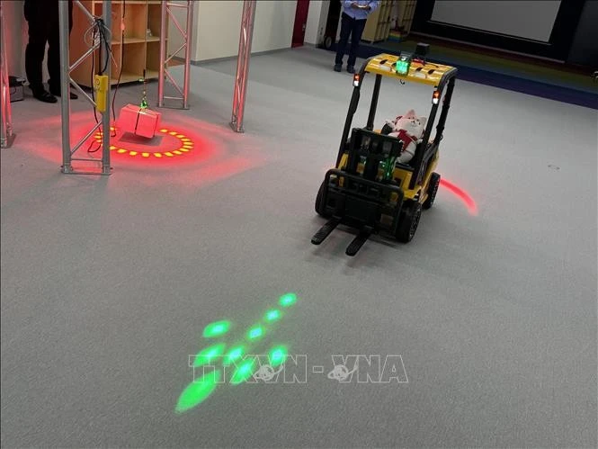 Ứng dụng đèn HoloLight trong đảm bảo an toàn lao động tại kho xưởng.