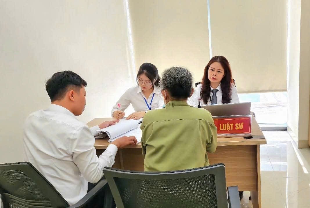 Luật sư Đoàn Luật sư Hà Nội tư vấn cho người dân kiến thức pháp luật về quyền riêng tư, quyền được bảo vệ thông tin cá nhân. Luật sư Đoàn Luật sư Hà Nội tư vấn cho người dân kiến thức pháp luật về quyền riêng tư, quyền được bảo vệ thông tin cá nhân.