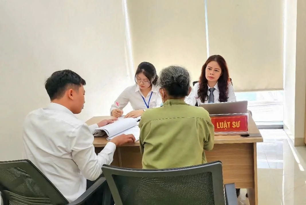 Luật sư Đoàn Luật sư Hà Nội tư vấn cho người dân kiến thức pháp luật về quyền riêng tư, quyền được bảo vệ thông tin cá nhân.