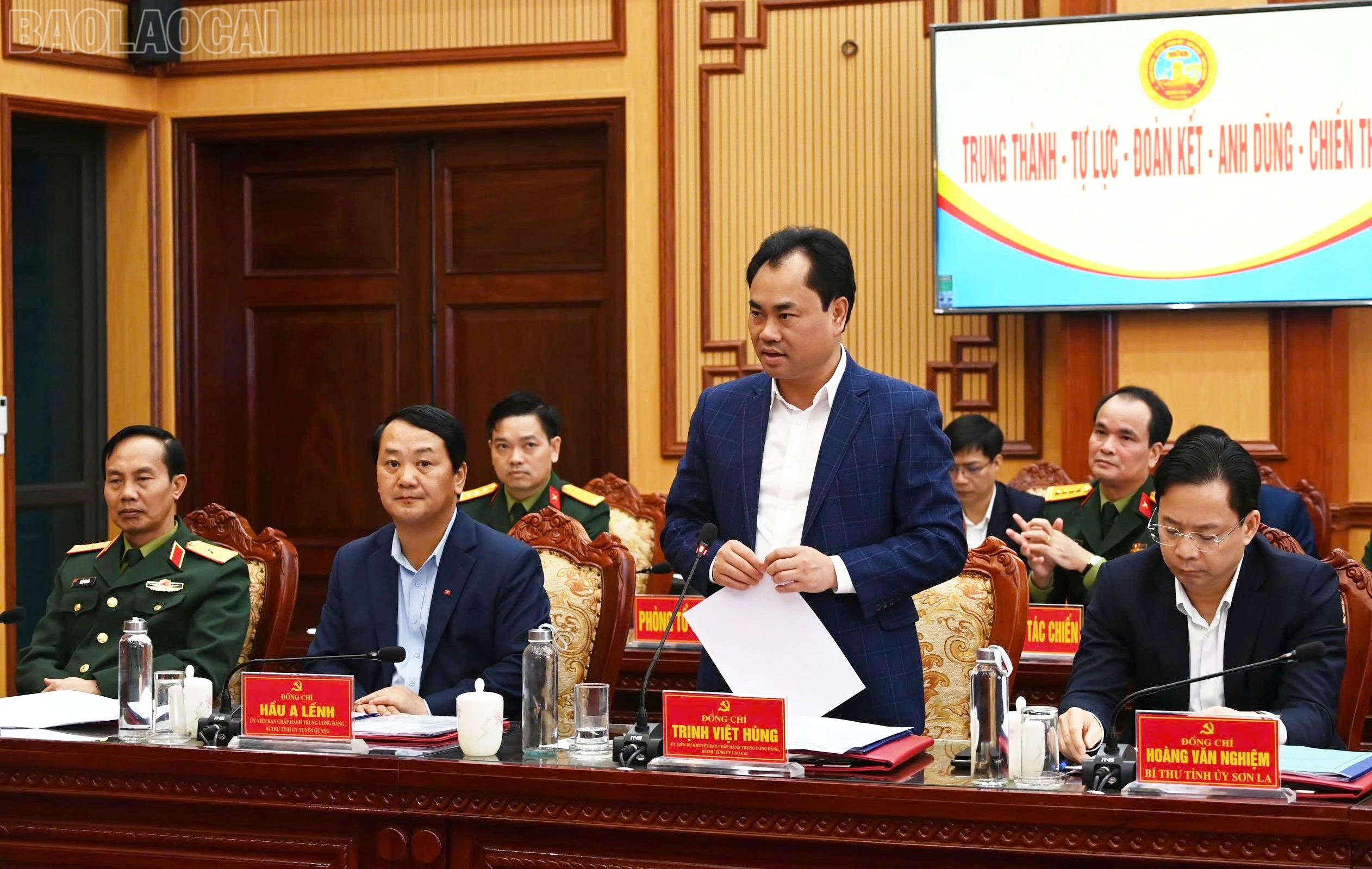 Đồng chí Trịnh Việt Hùng - Ủy viên dự khuyết Ban Chấp hành Trung ương Đảng, Bí thư Tỉnh ủy Lào Cai tham luận tại hội nghị.