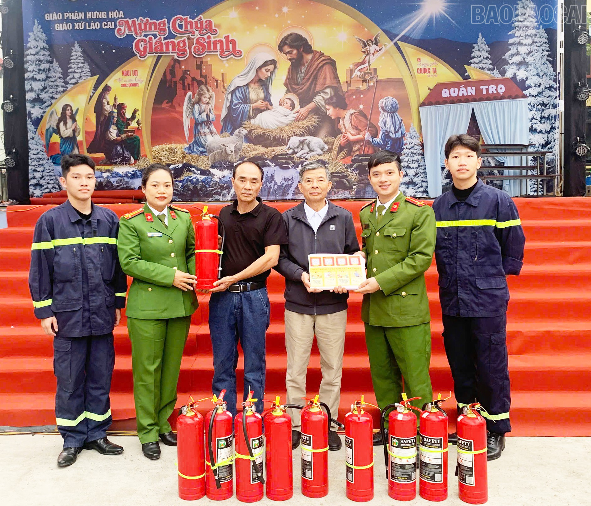 Trao tặng bình chữa cháy cho giáo xứ.