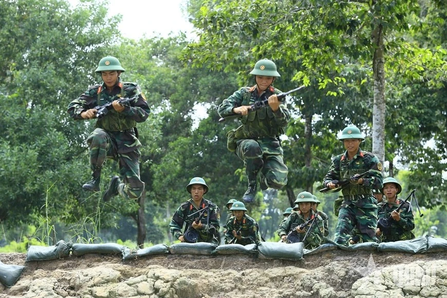 Bộ đội Sư đoàn 5 (Quân khu 7) luyện tập cơ động trên thao trường.