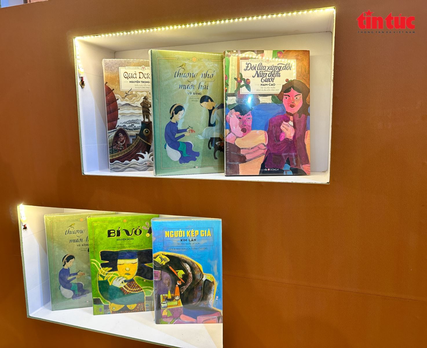 Nhiều cuốn sách hay, hấp dẫn tại các gian hàng sách tại Hội chợ Mùa Thu năm 2025. Nhiều cuốn sách hay, hấp dẫn tại các gian hàng sách tại Hội chợ Mùa Thu năm 2025.