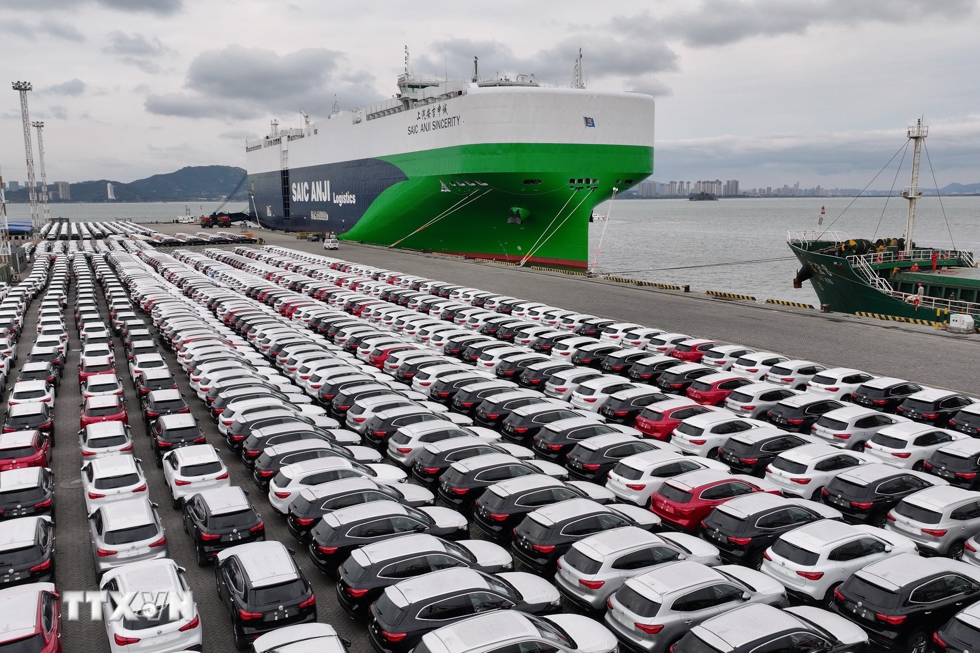 Ôtô chờ được đưa đi xuất khẩu tại cảng ở tỉnh Phúc Kiến, Trung Quốc.