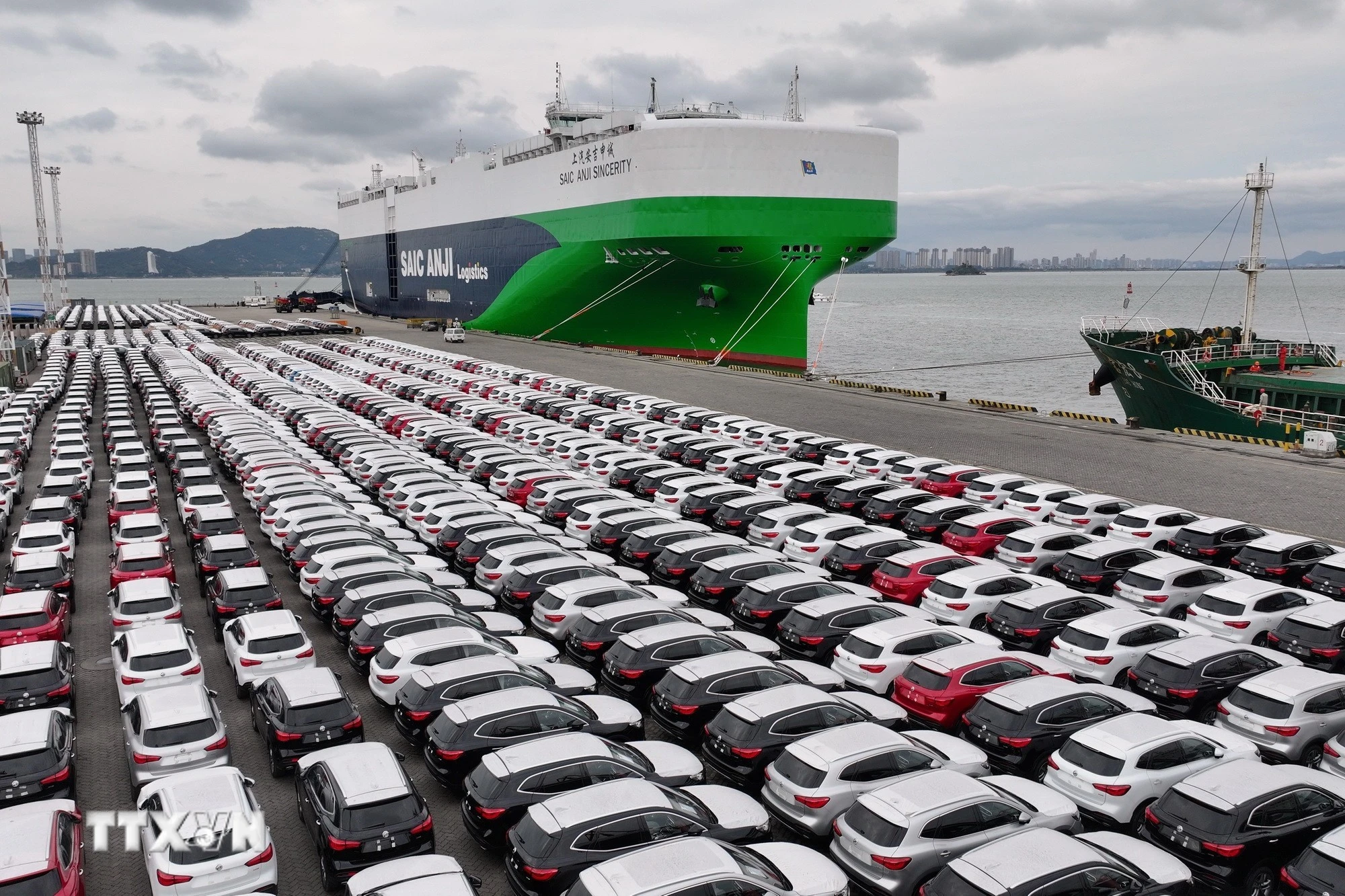 Ôtô chờ được đưa đi xuất khẩu tại cảng ở tỉnh Phúc Kiến, Trung Quốc.