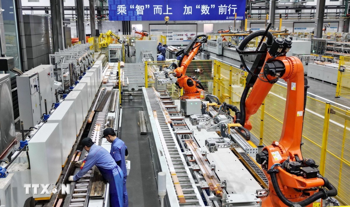 Công nhân làm việc tại nhà máy ở Cáp Nhĩ Tân, tỉnh Hắc Long Giang, Trung Quốc.