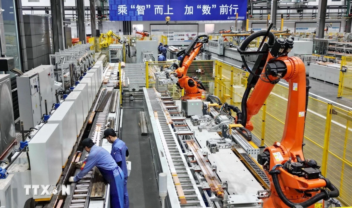 Công nhân làm việc tại nhà máy ở Cáp Nhĩ Tân, tỉnh Hắc Long Giang, Trung Quốc.