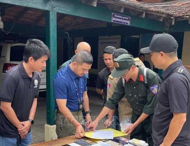 Các cơ quan chức năng Việt Nam và Campuchia trao đổi thông tin đưa các đối tượng về nước. Các cơ quan chức năng Việt Nam và Campuchia trao đổi thông tin đưa các đối tượng về nước.