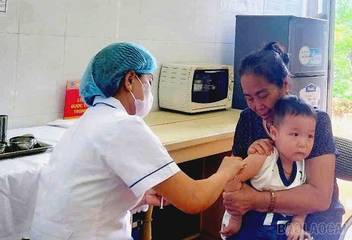 Tiêm chủng là biện pháp phòng bệnh truyền nhiễm quan trọng, bảo vệ sức khỏe trẻ em. baolaocai-br_tiem-chung.jpg