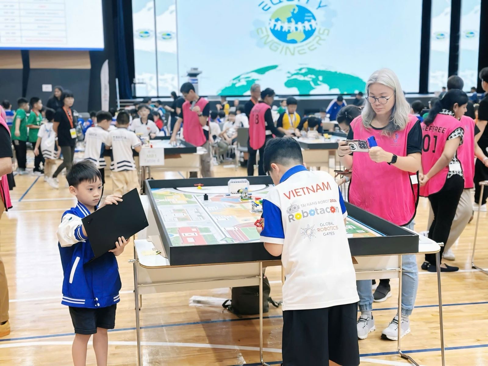 Em Nguyễn Minh Khôi lớp 2A4, Trường liên cấp tiểu học và THCS Ngôi sao Hà Nội (bên trái) khi tham gia cuộc thi.