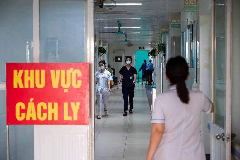 Bệnh viện Thanh Nhàn tiếp nhận điều trị cho khoảng 500 bệnh nhân cúm, trong đó, số ca tăng mạnh nhất một tháng qua với 184 bệnh nhân.