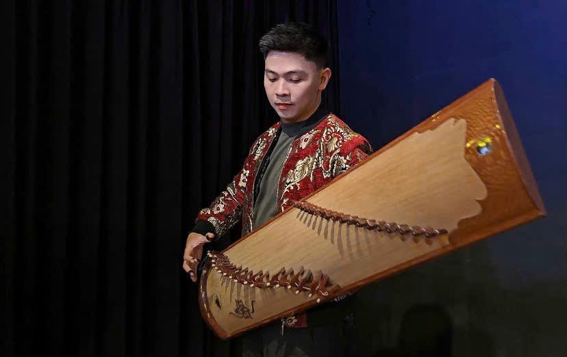 Vũ Đỗ Quang Minh biểu diễn đàn tranh.