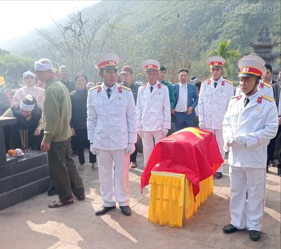 baolaocai-tr_hai-cot-liet-si-tai-phan-mo-cua-gia-dinh-o-nghia-trang-nhan-dan-thon-dong-chao-2263.jpg