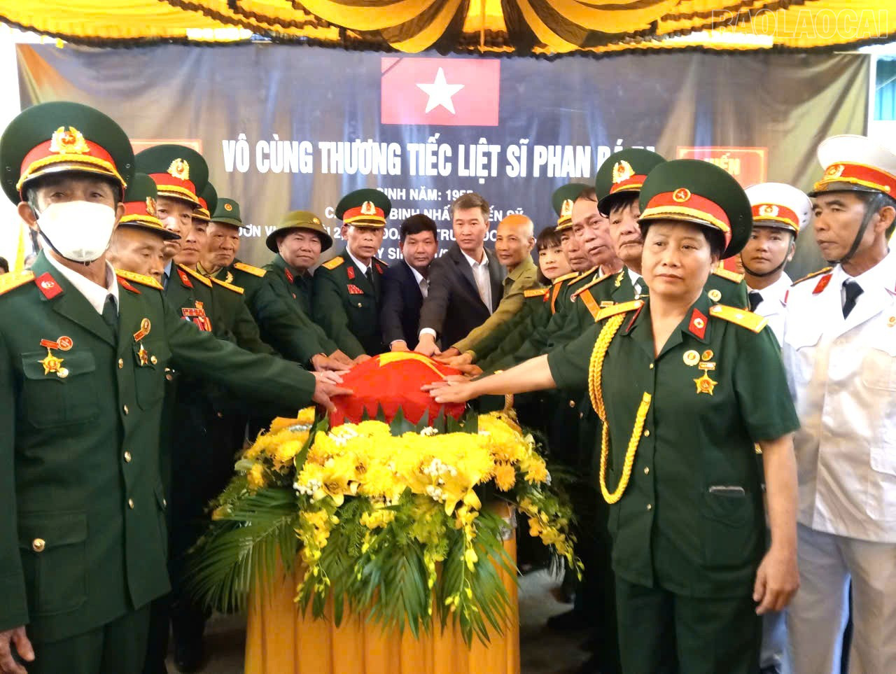 Xã Việt Hồng trang trọng đón hài cốt liệt sĩ Phan Bá Tạ về an táng tại quê nhà.