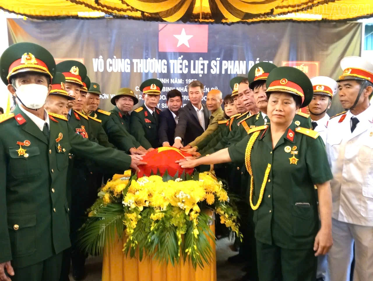 Xã Việt Hồng trang trọng đón hài cốt liệt sĩ Phan Bá Tạ về an táng tại quê nhà.